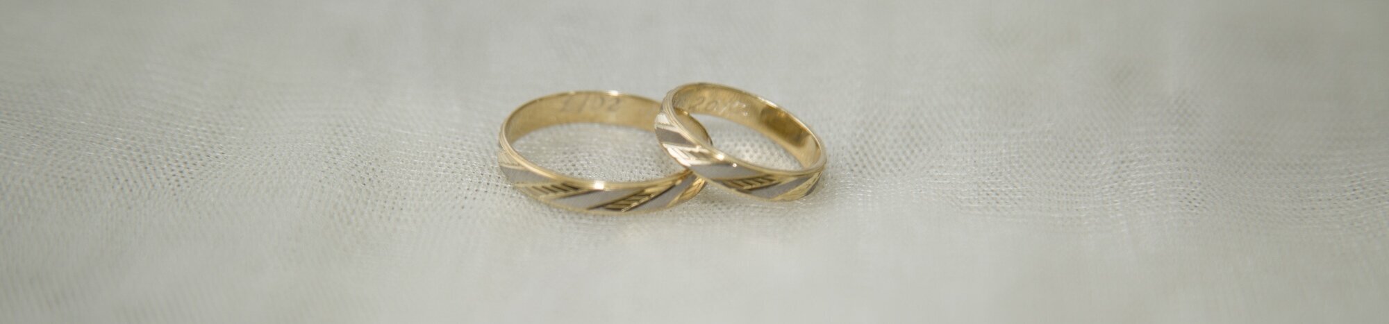 Eheringe Bei der Hochzeit stecken sich Mann und Frau die Eheringe als gegenseitiges Zeichen der Liebe und Treue an.